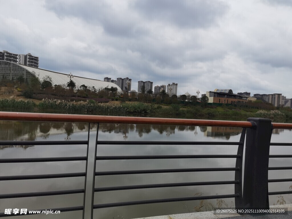 河畔风景护栏后的城市景观
