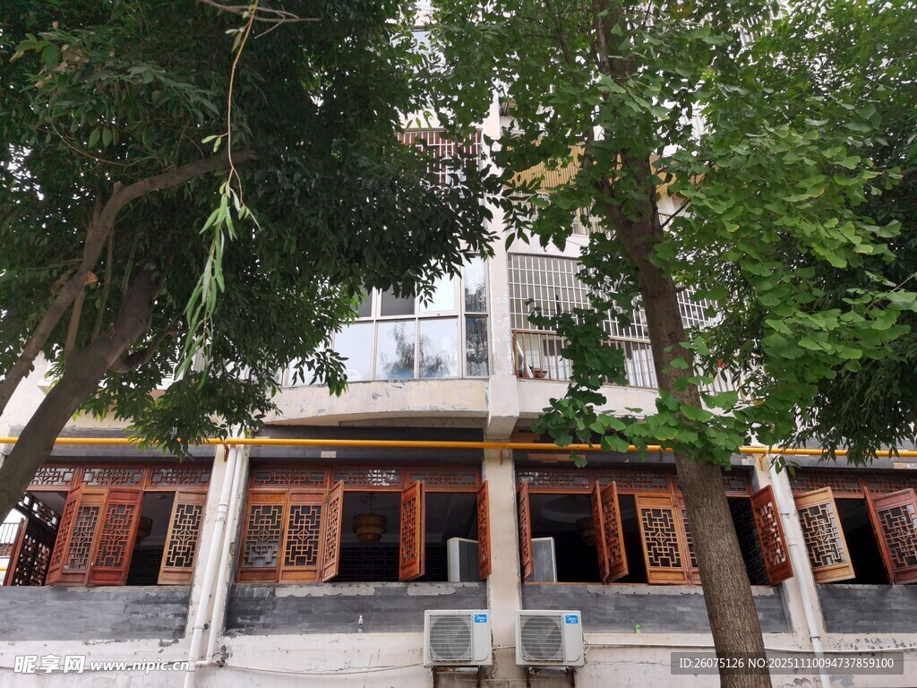 中式传统建筑绿树环绕