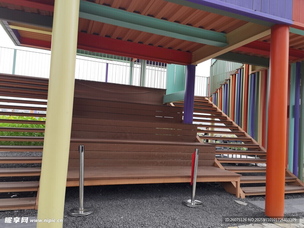 彩色立柱旁的木质阶梯