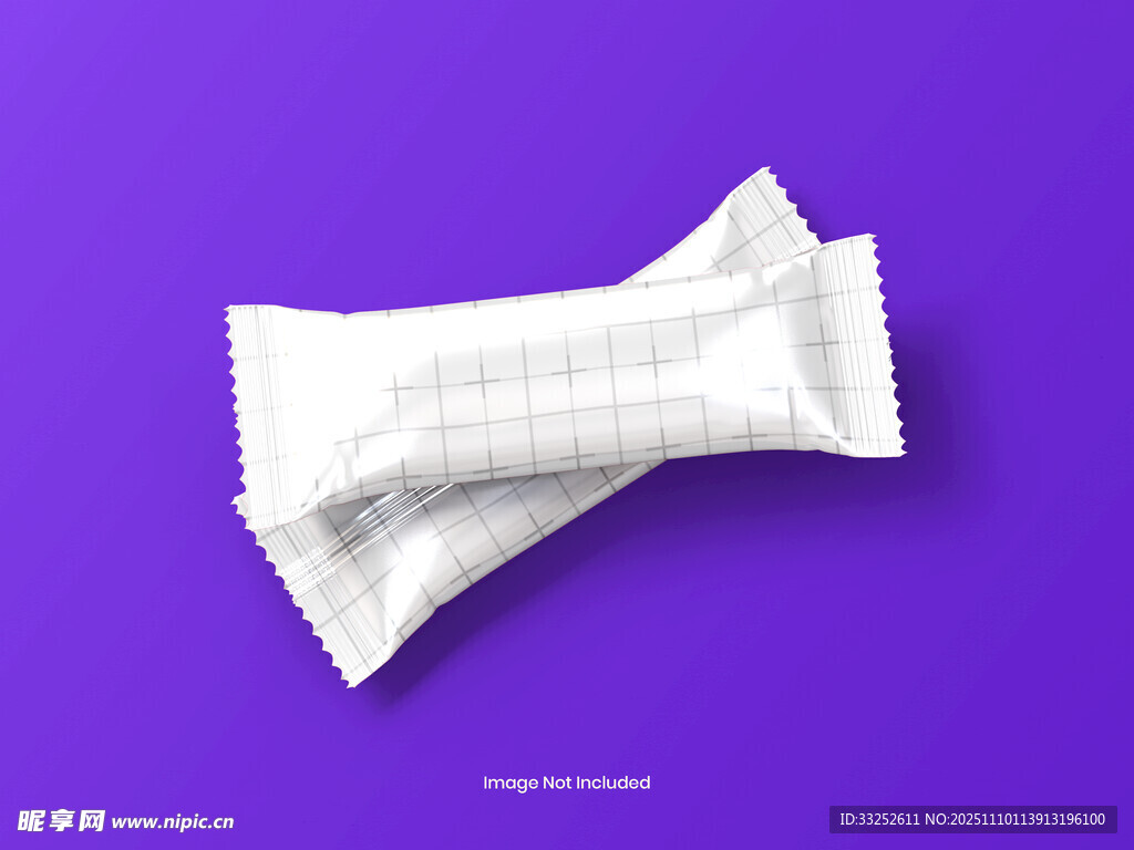 紫色背景下的白色湿巾包装