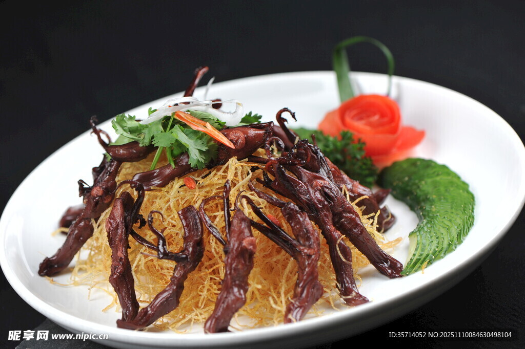 美味酱鸭舌摆盘精致