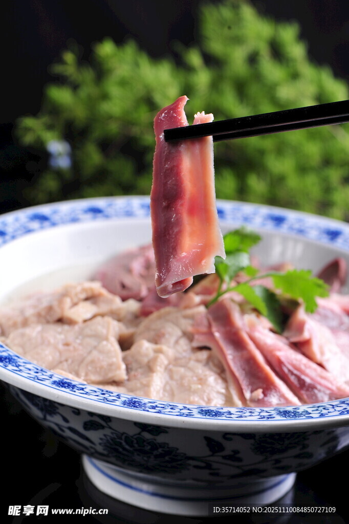 美味牛杂面筷子夹起食材