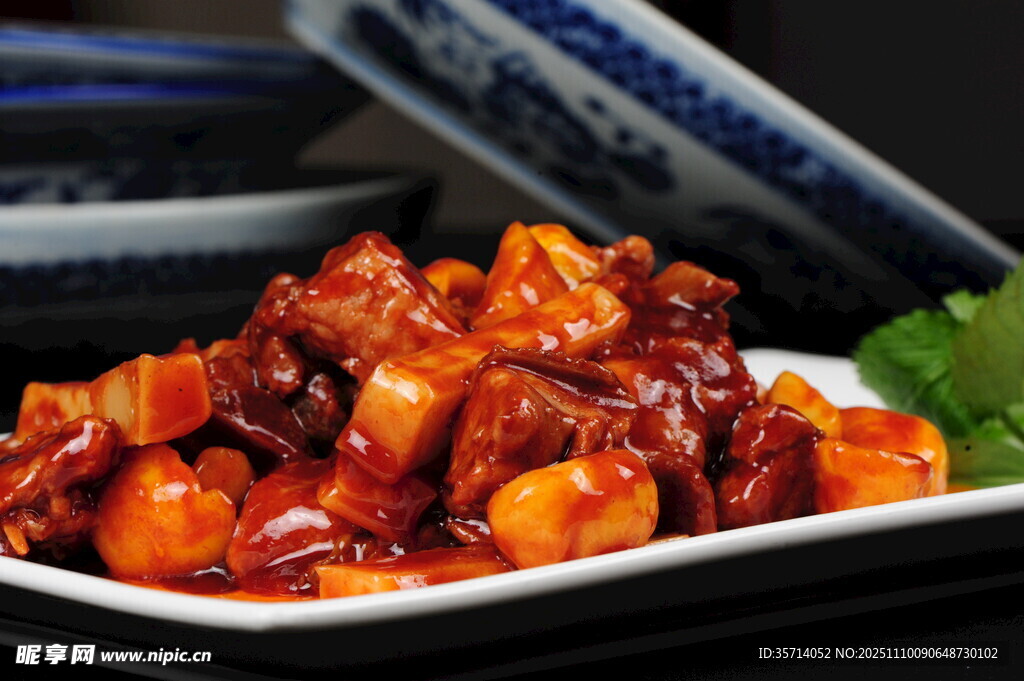 美味糖醋里脊摆于盘中