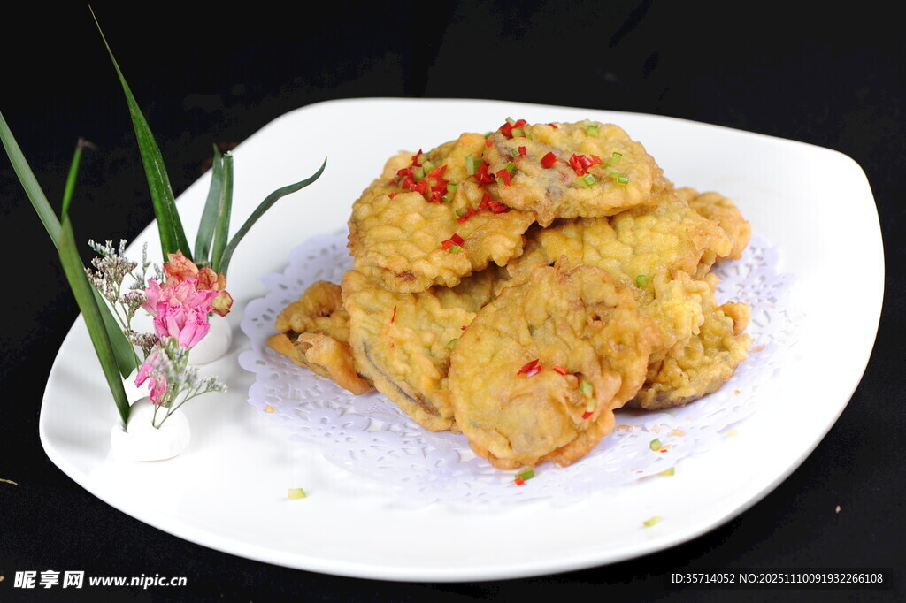 香酥炸物摆于精致白盘