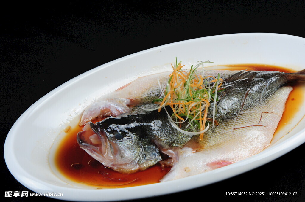 清蒸鲜鱼摆盘精致