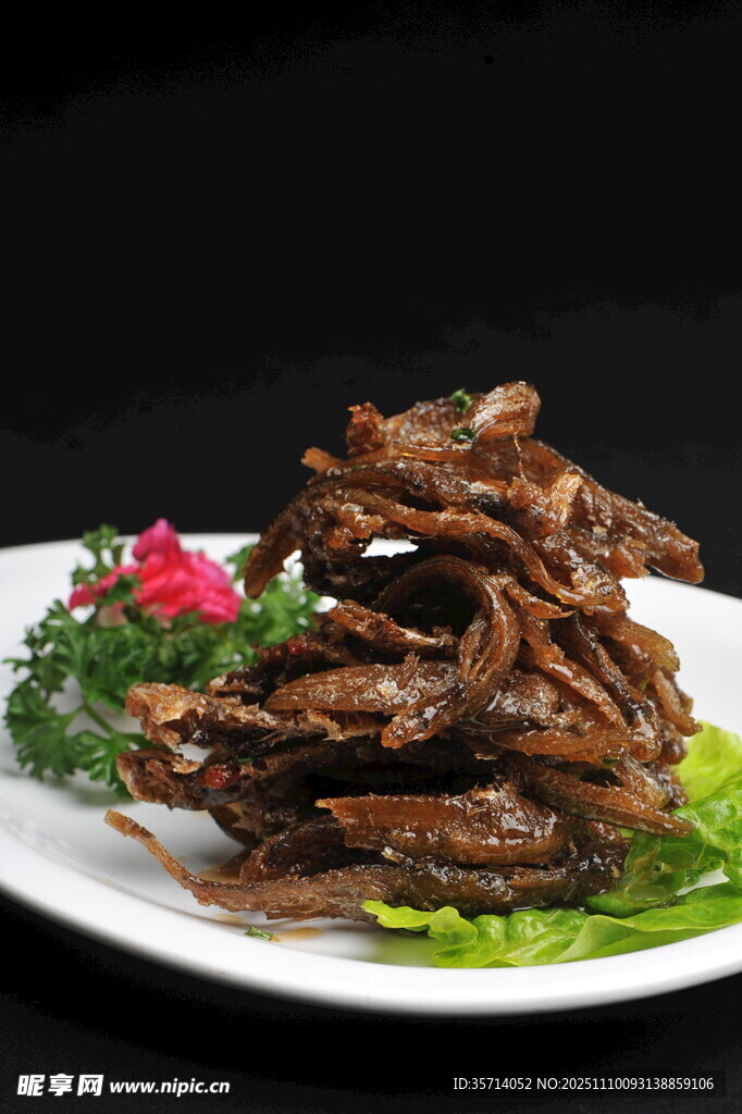 美味酱鸭舌摆盘精致