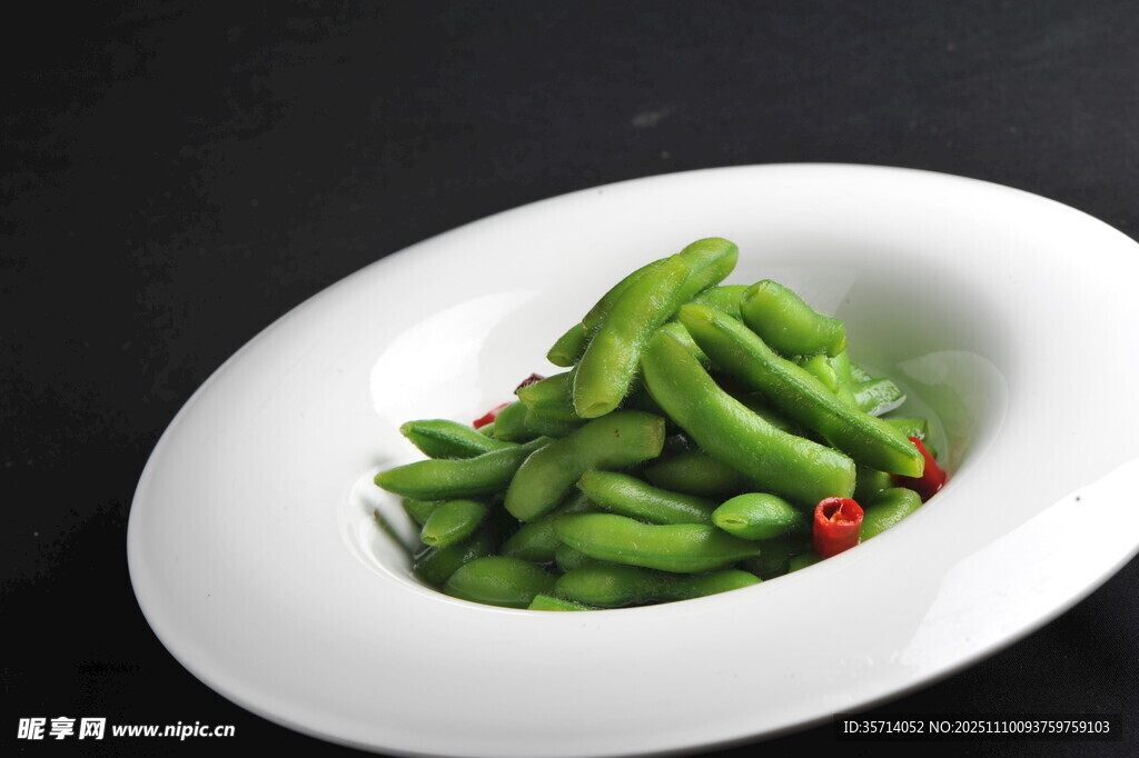 白盘装盛的翠绿美味毛豆