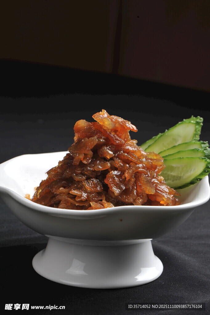 美味肉酱配翠绿蔬菜