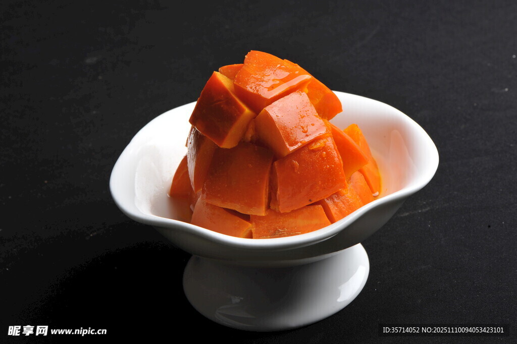 精致切块木瓜盛于白碗