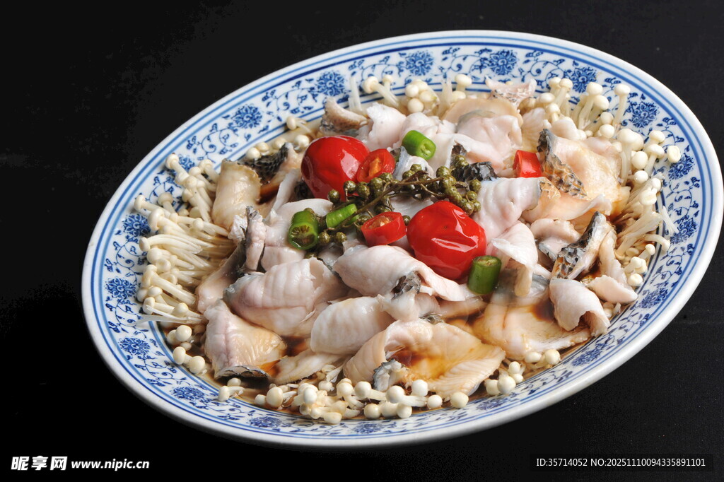 蓝白瓷盘装的美味鸡肉菜肴