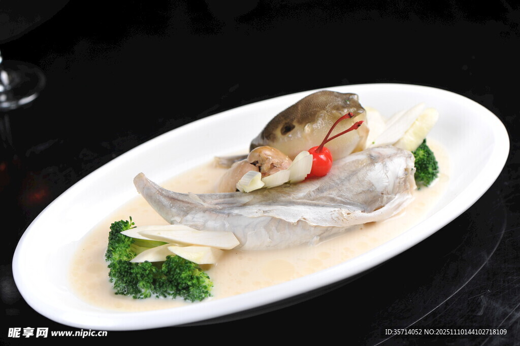 清蒸鲜鱼摆盘精致