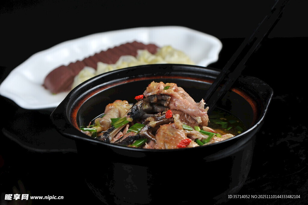 美味炖菜与烤肉组合