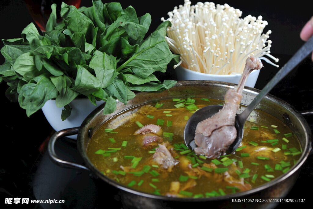 美味羊肉汤锅食材丰富