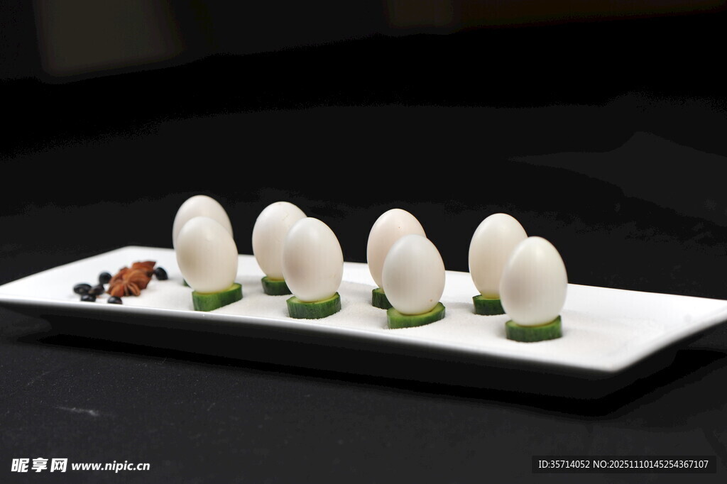 精致白玉糕点摆盘展示