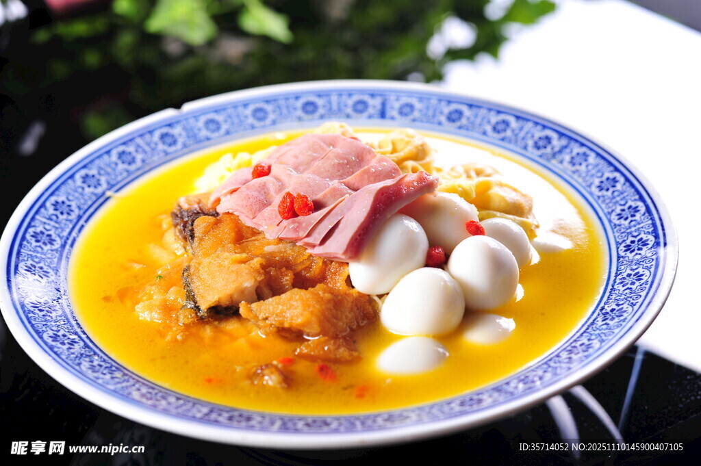 火腿蛋花汤摆于蓝白瓷碗