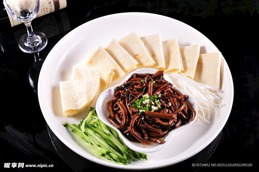 京酱肉丝配豆皮与菜