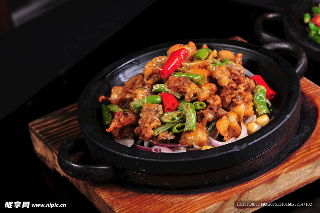 石锅美味鸡肉杂蔬料理