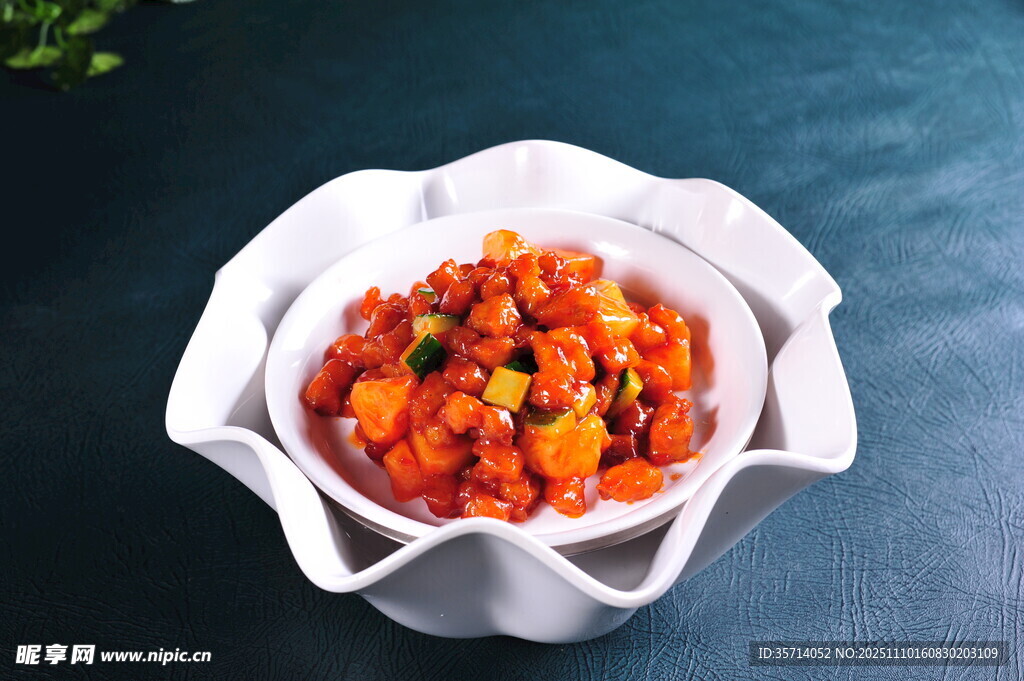 美味红烧排骨盛于白碗中