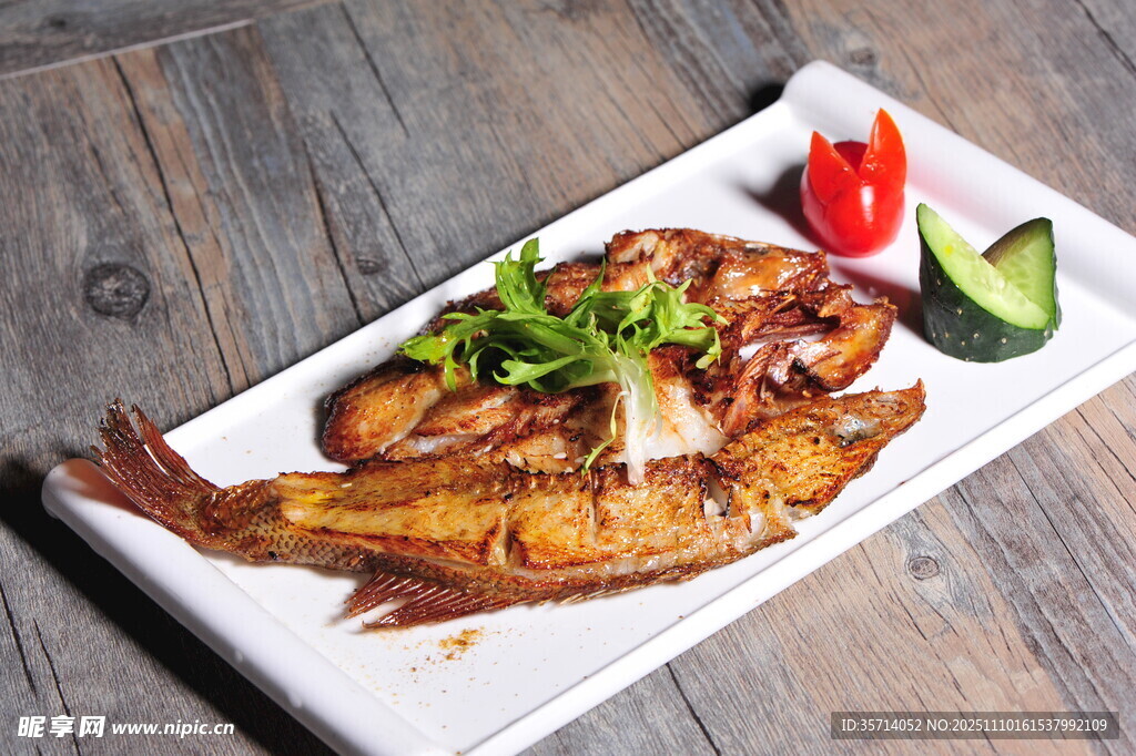 香煎海鱼配清新配菜