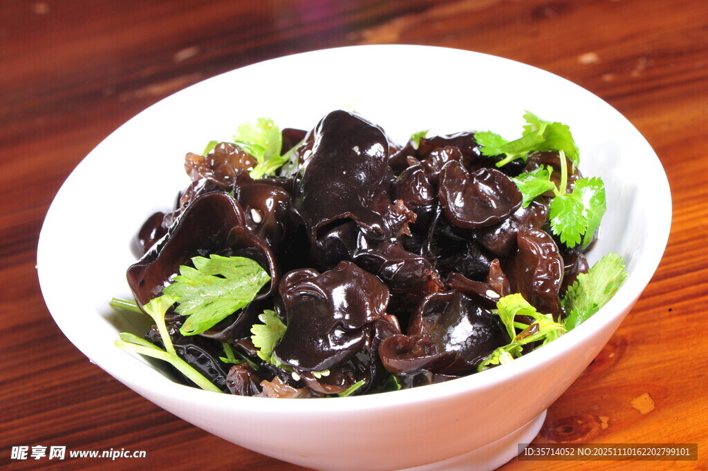 碗中鲜嫩凉拌黑木耳