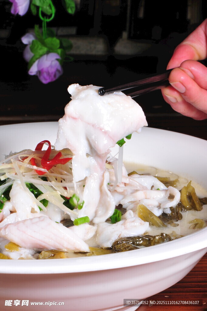 美味酸菜鱼筷子夹鱼肉