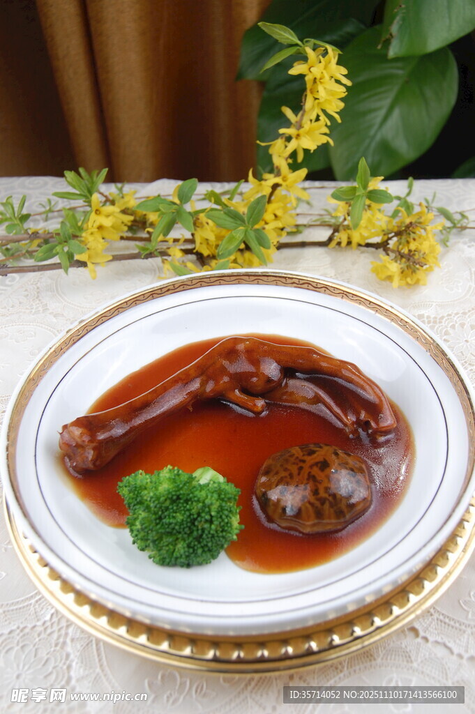 美味红烧鲍鱼摆于盘中