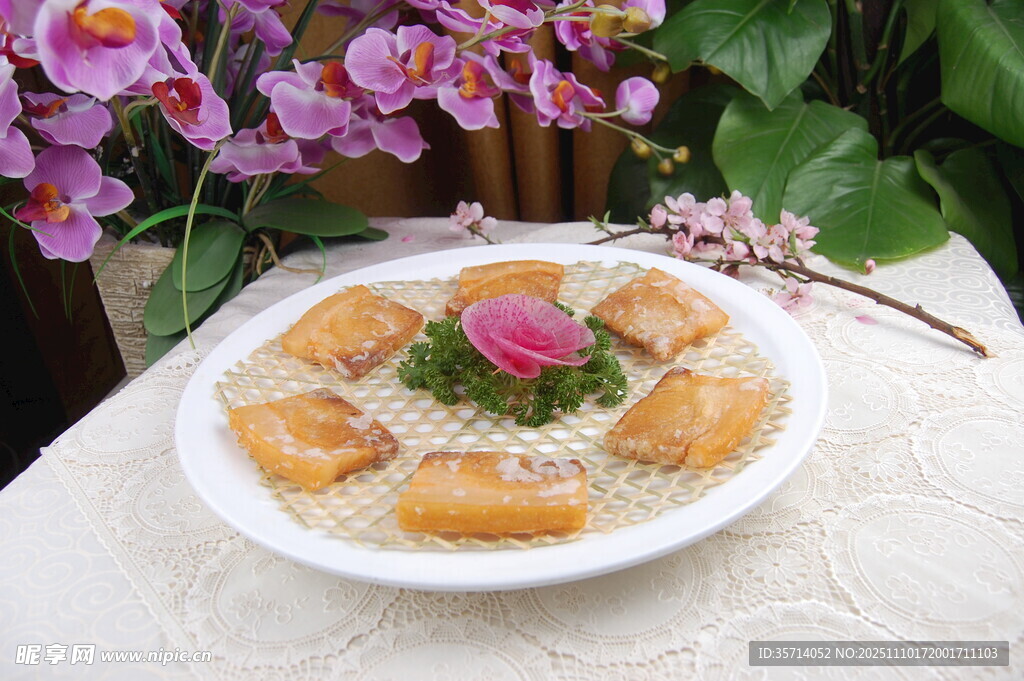 精致摆盘的美味糕点