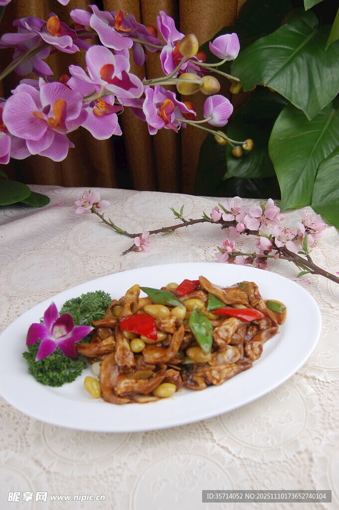 美味炒蘑菇配彩色蔬菜