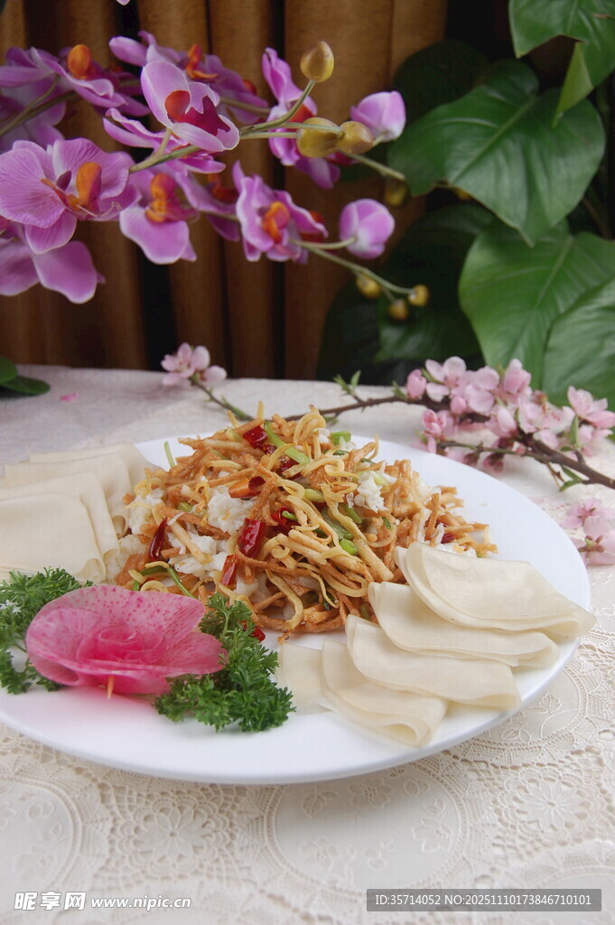 美味炒面配精致摆盘