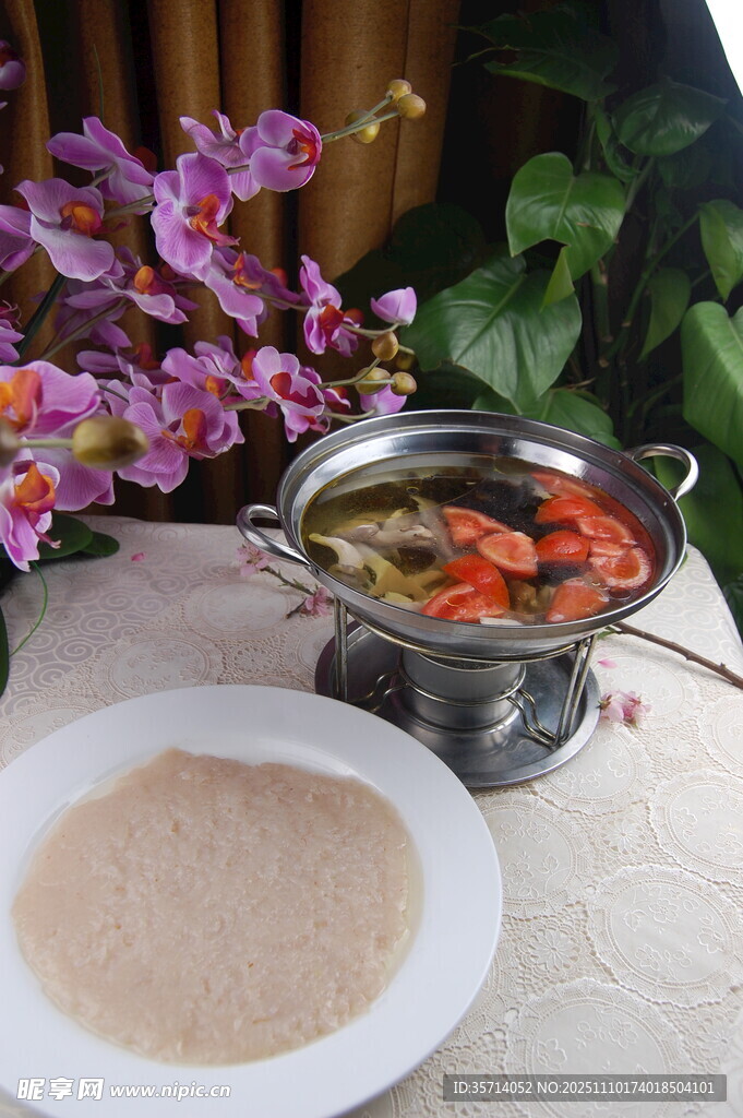 滋补靓汤配鲜花美食场景