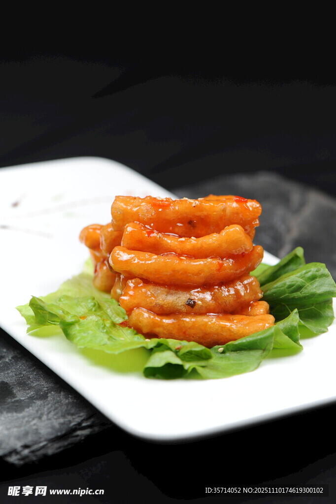 美味炸鱿鱼圈配新鲜生菜