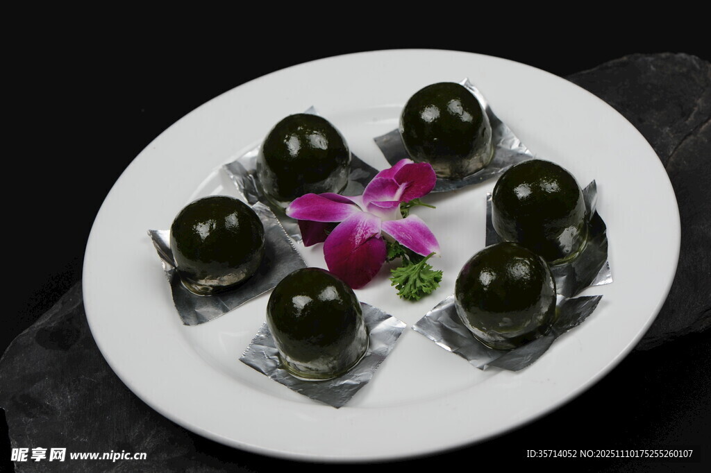 精致青团摆于盘中