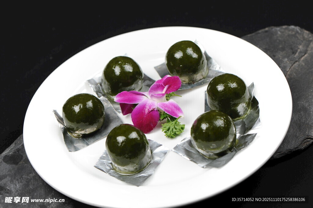 精致青团摆于盘中