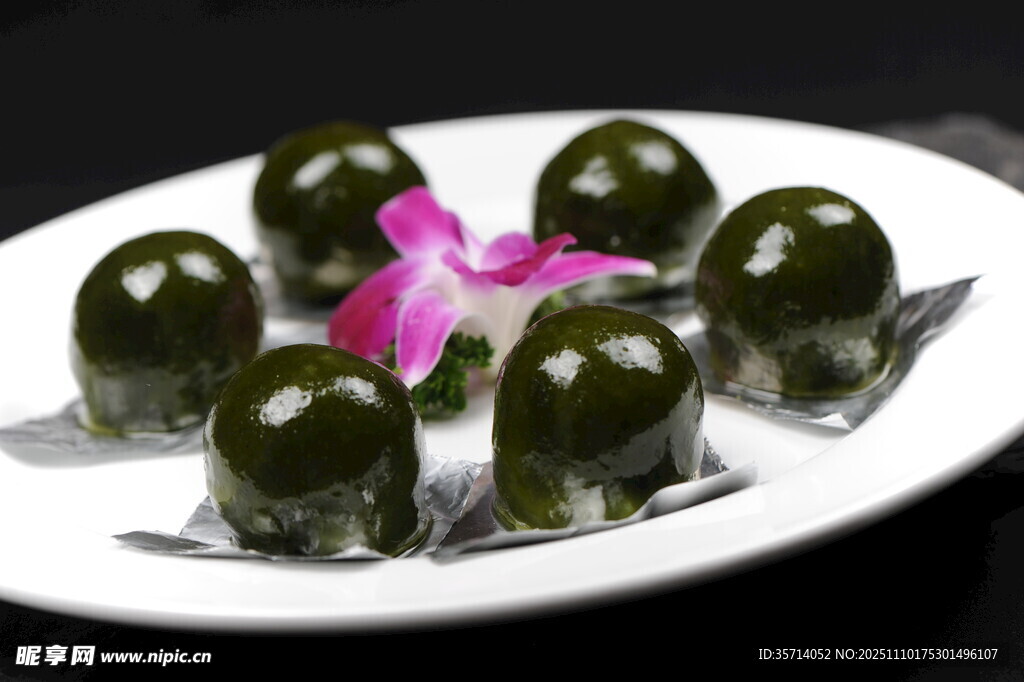 翡翠青团摆于盘间