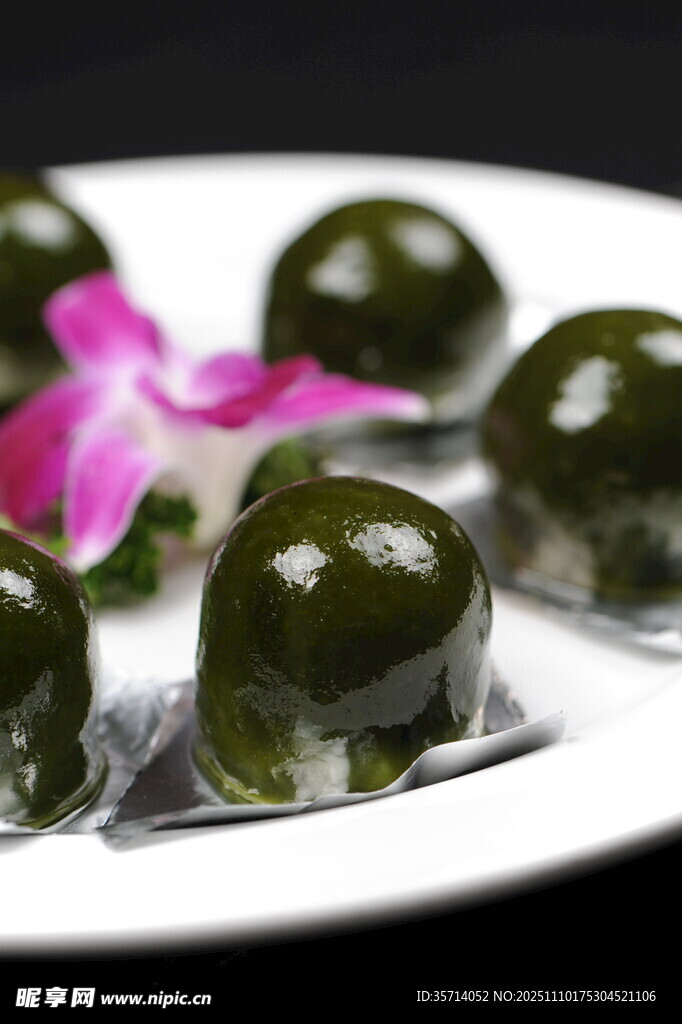 精致青团摆于盘中