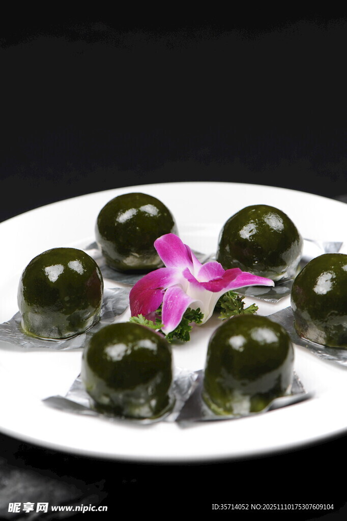 翡翠青团摆于盘中赏味