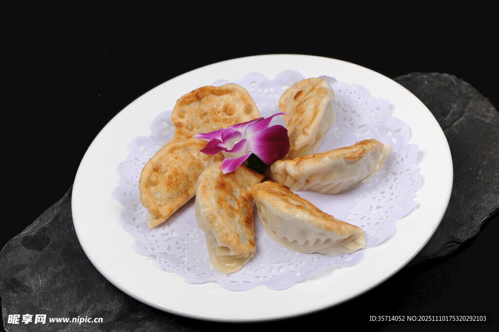 美味煎饺摆盘精致