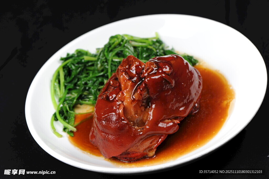 红烧肘子配青菜