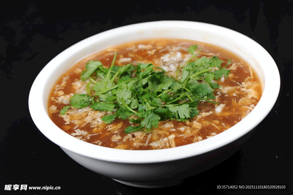 美味豆腐花撒满翠绿香菜