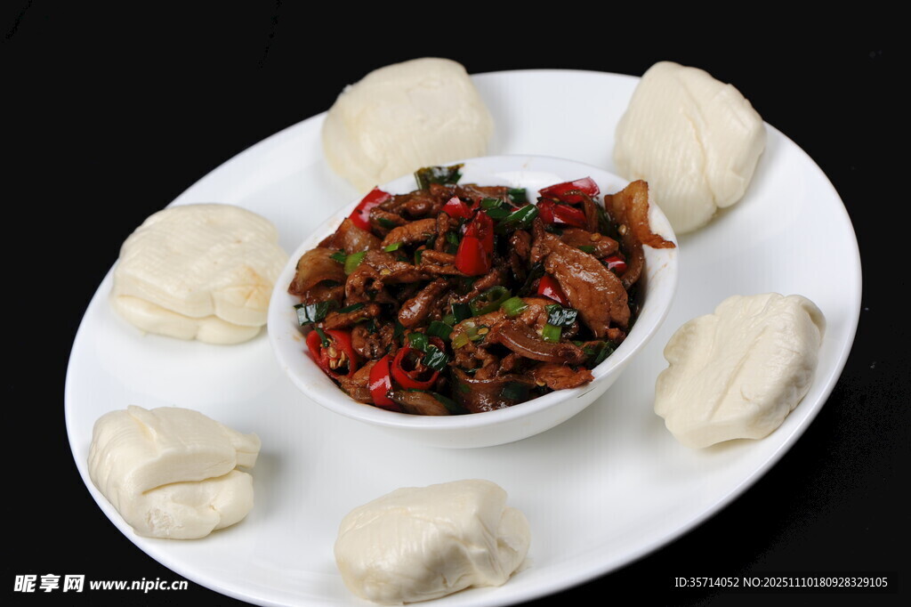 辣椒炒肉配白面馍