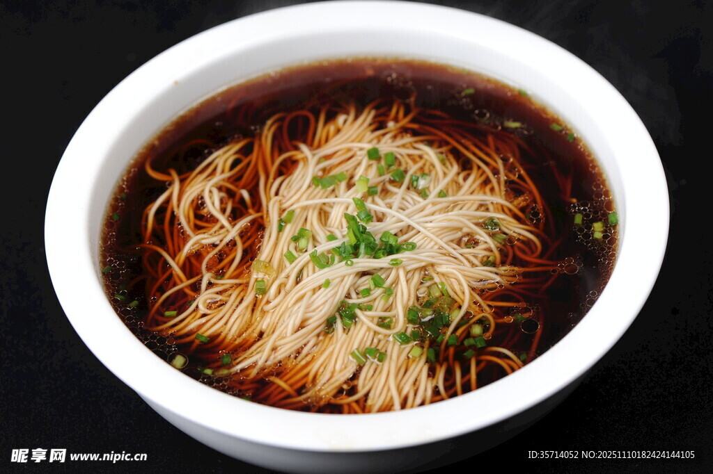 一碗美味的清汤细面