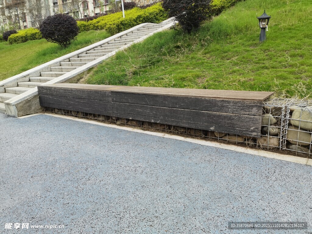 户外道路旁的石砌护坡