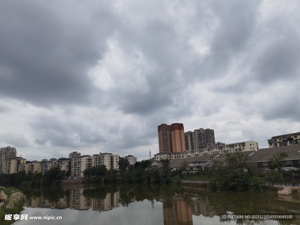 阴天城市湖畔建筑景观