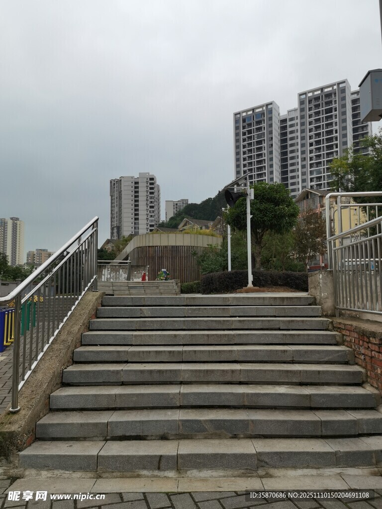 城市中的石阶与高楼景观