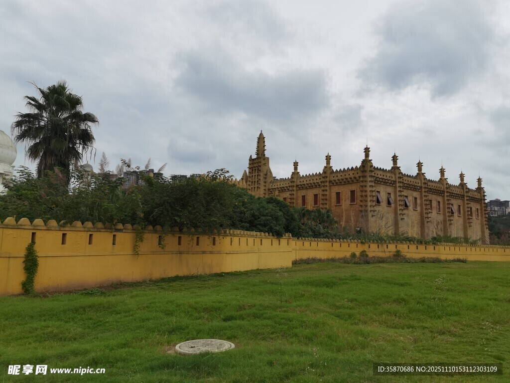 欧式宫殿旁的大片绿地