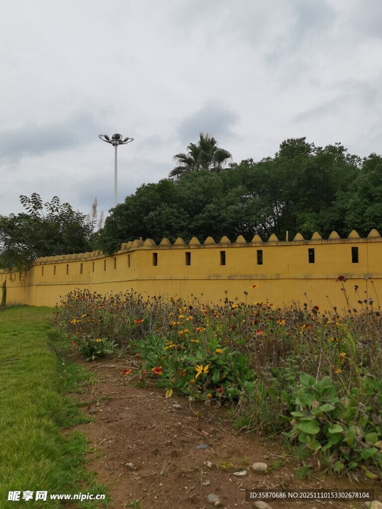 古老黄墙与周边绿植景观