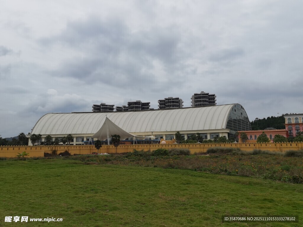 田园中的大型温室建筑