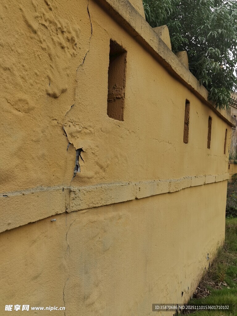 老旧黄色墙面建筑一角