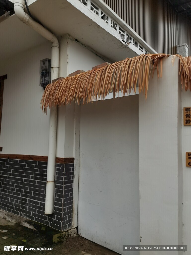 茅草顶小屋入口