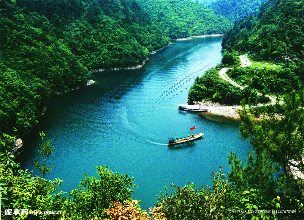 青山绿水间的悠然泛舟景